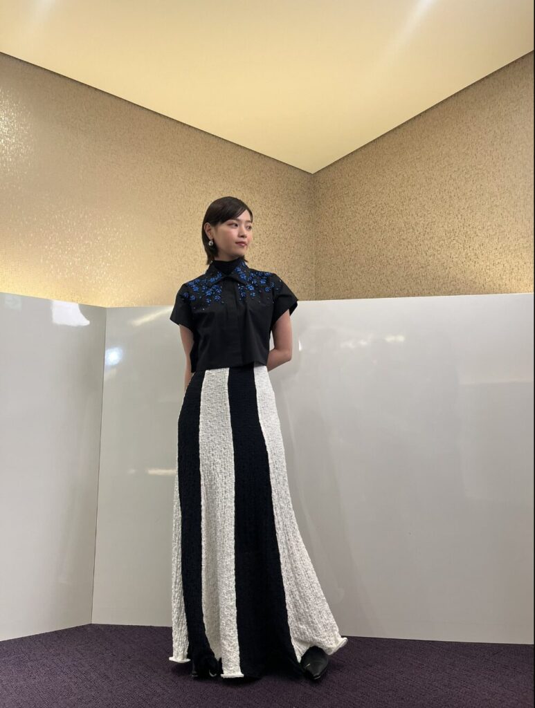 タイトな服装の西野七瀬