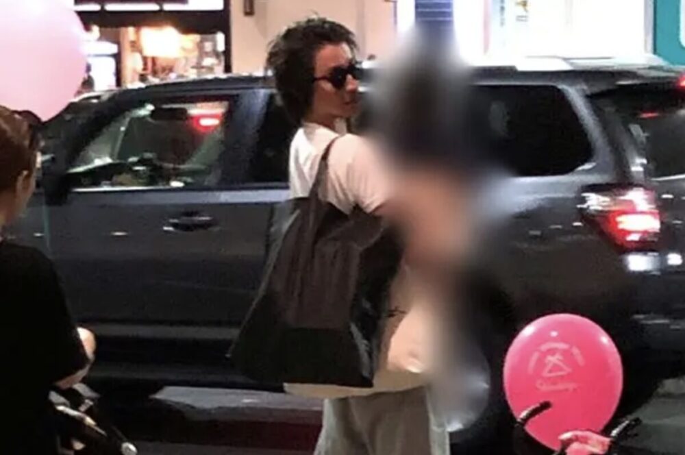 子供を抱く藤原竜也