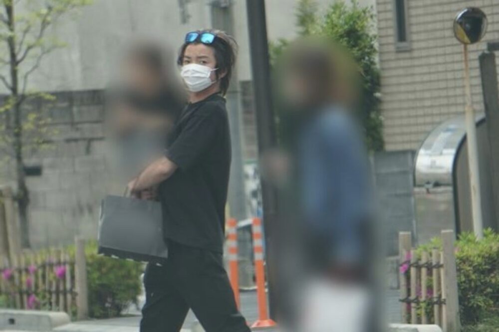 子供を抱く藤原竜也と妻