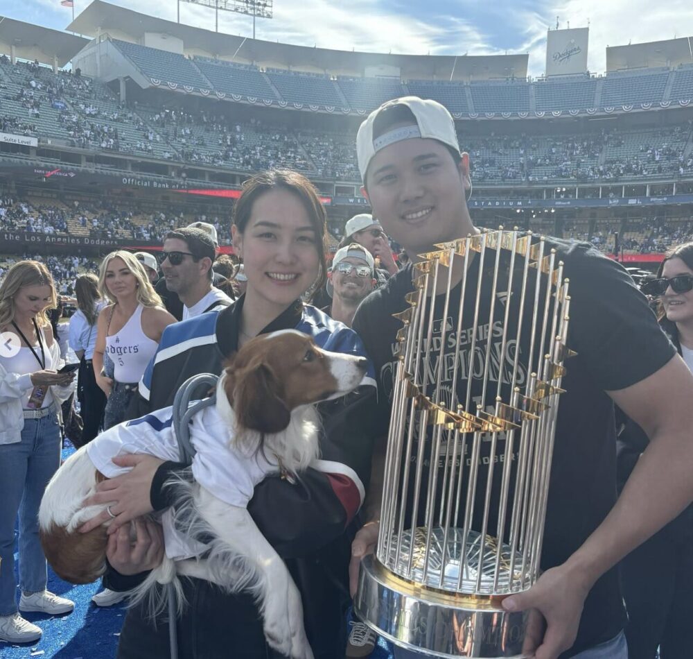 大谷夫妻と犬のデコピン